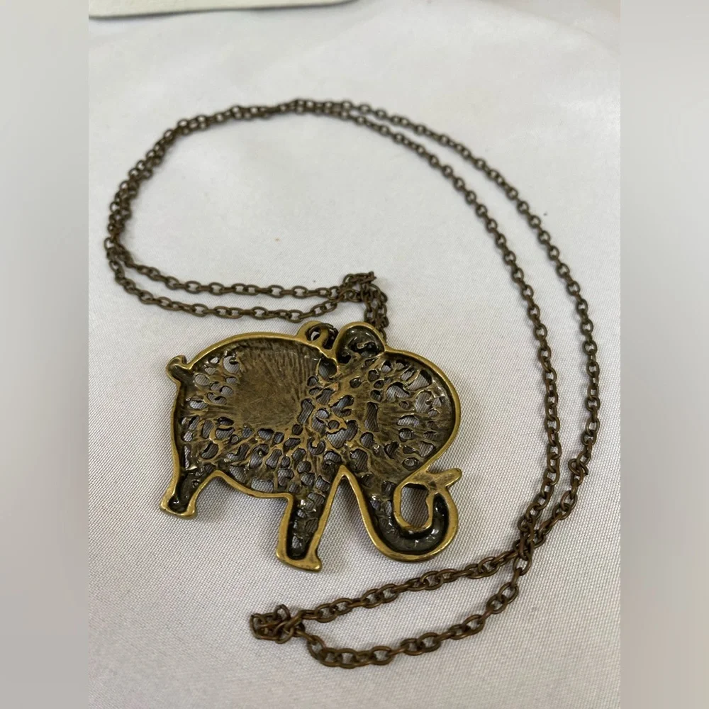 Long elephant pendant necklace